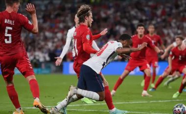 Flet gjyqtari i VAR-it lidhur me penalltinë në ndeshjen Angli-Danimarkë: Ishte vendim i ashpër, protokolli më detyron ta mbështes gjyqtarin