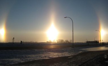 Iluzioni i mahnitshëm optik tregon 3 diell në qiell