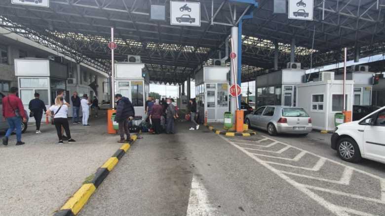 Në vendkalimet kufitare në Maqedoni nuk ka pritje për hyrje dhe dalje nga vendi