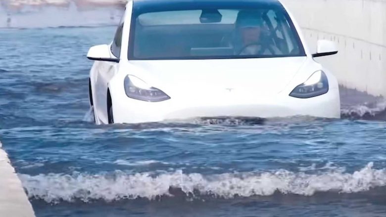 Sa i reziston vetura Tesla, përmbytjeve? Musk thotë se ajo shkon si një varkë