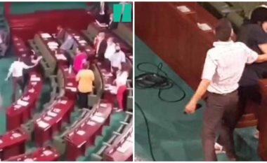 Parlamenti i Tunizisë shndërrohet në “arenë përplasjesh”, deputetja rrahet brutalisht nga kolegu i saj