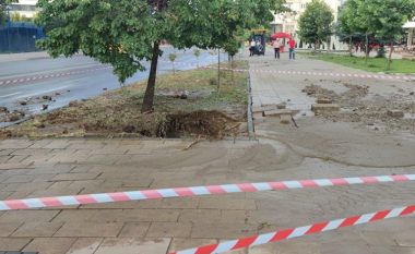 Shpërthen gypi i ujit afër “Pallatit të Rinisë”, disa lagje të Prishtinës mbesin pa ujë