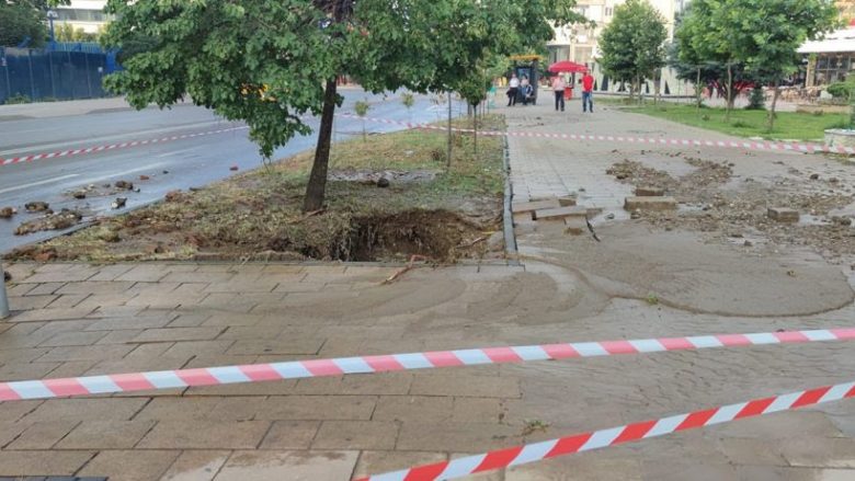 Shpërthen gypi i ujit afër “Pallatit të Rinisë”, disa lagje të Prishtinës mbesin pa ujë