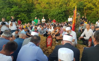 Varroset babai i Kadri Veselit - ish kryeparlamentari mungoi në varrim