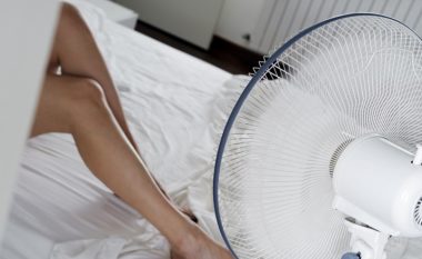 Mos flini gjumë kur janë të aktivizuar kondicioneri apo ventilatori: Këto janë pasojat që ju presin në mëngjes