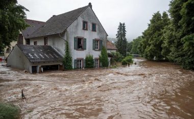 Qeveria e Kosovës ngushëllon familjet e dy kosovarëve që humbën jetën nga vërshimet në Gjermani