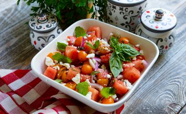 Sallatë me shalqi, domate dhe djathë: Provojeni, shija e saj do t’ju mrekullojë