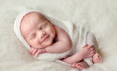 Çfarë do të thotë kur një bebe buzëqesh në gjumë?