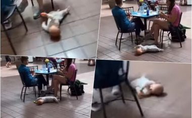 Pamje shokuese nga qendra tregtare, prindërit në karrige – e foshnja e tyre qëndron e shtrirë në dysheme