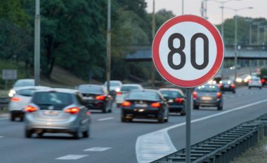 Policia hungareze me aplikacion të veçantë, monitoron shoferët nëse respektojnë kufizimin e shpejtësisë – ata që e bëjnë shpërblehen