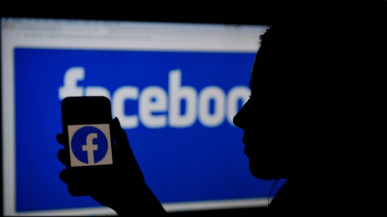 Facebook fshin rrjetin rus të përfshirë në dezinformata për vaksinim