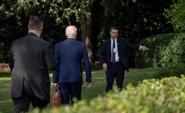 Agjenti i Shërbimit Sekret ia tregon me dorë rrugën drejt Shtëpisë së Bardhë, Biden i shpërfill rekomandimet – vazhdon ecjen nëpër bari