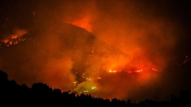Pamje dramatike nga Bodrumi që po lufton me zjarret, edhe qielli është bërë i kuq nga zjarri