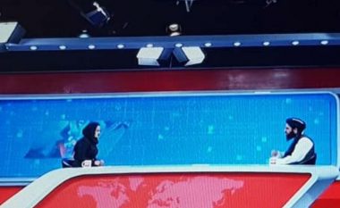  “Rikthimi” në ekranet televizive, një grua interviston talebanin në një prej televizioneve më të mëdha në Afganistan