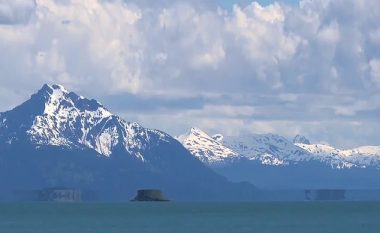 Iluzioni optik e bën të duket sikur ishulli në Alaska po “fluturon” mbi ujë