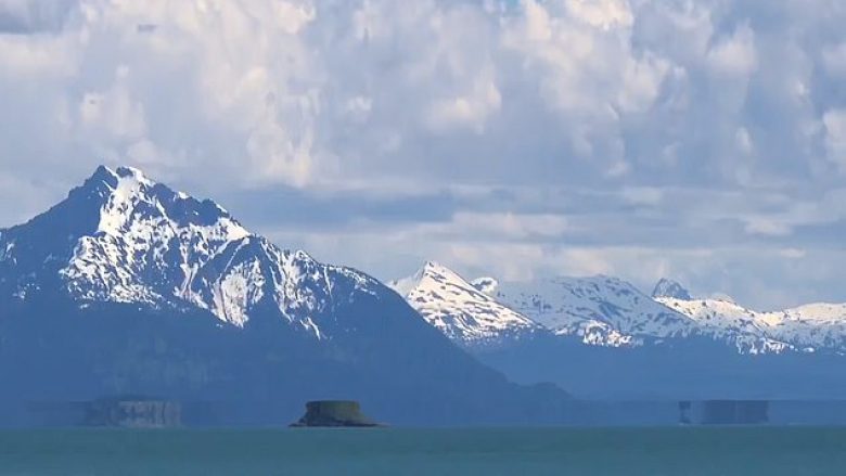 Iluzioni optik e bën të duket sikur ishulli në Alaska po “fluturon” mbi ujë