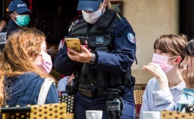 Policia në Paris kontrolle në restorante për lejen shëndetësore