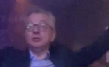 Ministri britanik filmohet duke vallëzuar në një klub nate: Më pëlqen muzika