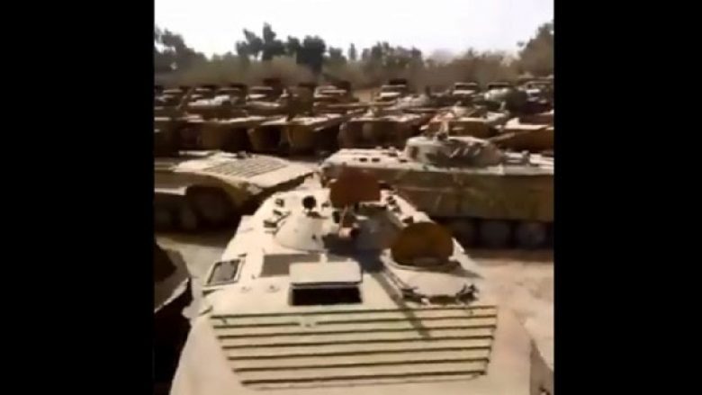 Talibanët tregojnë tanket e kapura në Kandahar