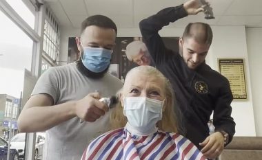 Shkoi për të rruar kokën pasi flokët i binin nga kimioterapia, habitet gruaja që vuan nga kanceri – berberët filluan të rruanin kokat e tyre