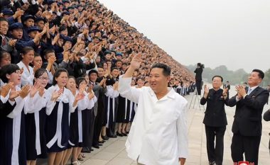 Kim Jong-Un humb dukshëm peshë – fytyra e re e liderit verikoran duket ndryshe