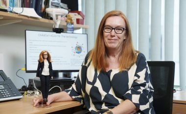 Profesoresha britanike që punoi në zhvillimin e vaksinës kundër COVID-19, nderohet me një kukull