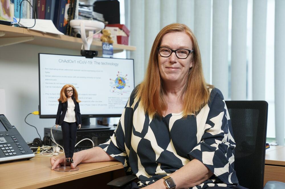 Profesoresha britanike që punoi në zhvillimin e vaksinës kundër COVID-19, nderohet me një kukull