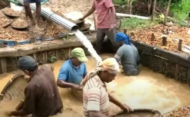 Derisa po hapnin bunarin gjetën një safir në Shri Lankë, më të madhin në botë – vlera e tij është rreth 100 milionë dollarë dhe peshon 510 kilogramë