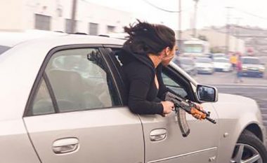 Fotografohet duke mbajtur kallashnikovin në duar derisa qëndronte jashtë dritares së veturës – policia në San Francisco vihet në kërkim të saj