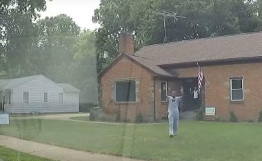 Një agjent i patundshmërive po ia tregonte shtëpinë një babai me të birin, por përfunduan në prangat e policisë – doli se fqinji i kishte ngatërruar me një hajn