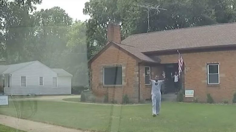 Një agjent i patundshmërive po ia tregonte shtëpinë një babai me të birin, por përfunduan në prangat e policisë – doli se fqinji i kishte ngatërruar me një hajn