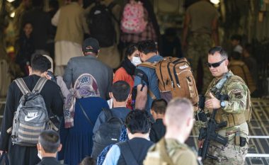 Më shumë se 10.000 njerëz në aeroportin e Kabulit presin evakuimin