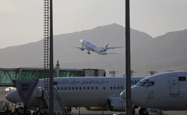 Aeroporti i Kabulit rihapet një ditë pas skenave kaotike