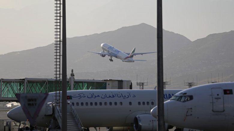 Aeroporti i Kabulit rihapet një ditë pas skenave kaotike