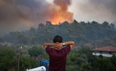 Dy zjarre pyjorë mbizotërojnë në Mugla të Turqisë, edhe pas pothuajse dy javësh