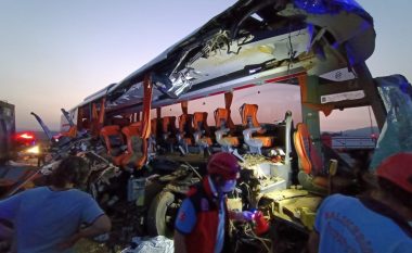 Aksident i rëndë mes autobusit dhe kamionit në Turqi – nëntë të vdekur dhe 37 të lënduar