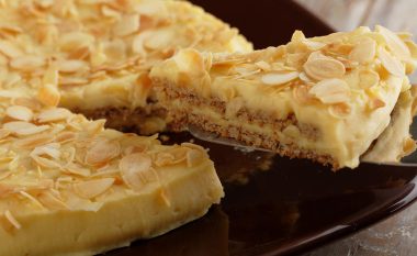 Tortë suedeze: Ëmbëlsira më e shijshme e bardhë që do ta provoni ndonjëherë!