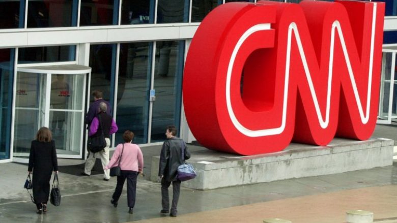 CNN pushoi nga puna tre punëtorë, nuk pranuan të vaksinoheshin kundër COVID-19