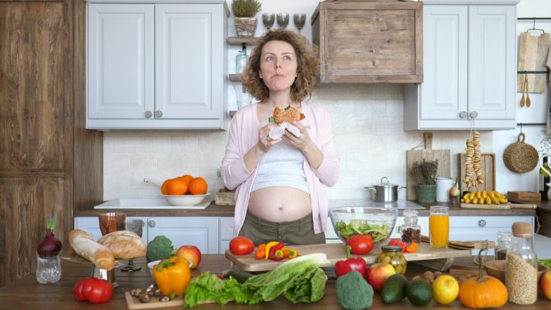 Hani ushqim me më shumë kalori – do të keni një djalë: Çfarë thonë studimet për këtë teori të pazakontë