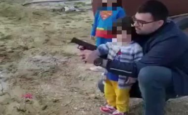 Turku mëson një fëmijë se si të shkrep armën, detyrohet të fshij pamjet pas reagimeve të mëdha