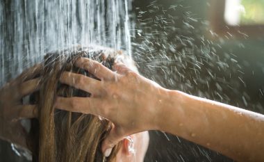 Përzierja e ujit të nxehtë dhe të ftohtë në dushin e mëngjesit mund ta ​​ndalojë ndjenjën e lodhjes