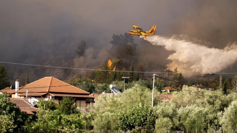 Zjarret në Greqi po vazhdojnë të shkatërrojnë gjithçka, dëmtohen mbi 150 shtëpi