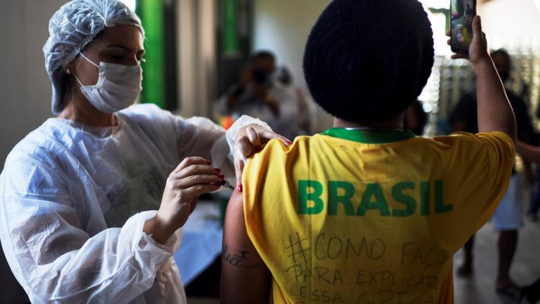 Braziliani mori pesë doza të vaksinës, ai u kap në përpjekjen e gjashtë