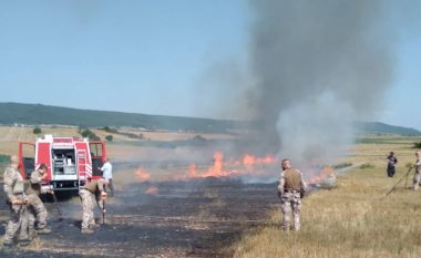 Ushtarët letonezë të KFOR-it iu bashkohen banorëve lokal dhe shuajnë një vatër zjarri