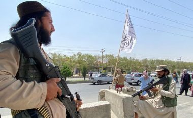 Pushkë, Humvees dhe miliona fishekë municioni: Talebanët po festojnë me arsenalin amerikan