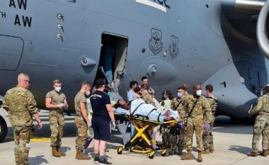 Një grua lind foshnjën në bordin e aeroplanit amerikan, me të cilin po evakuohej nga Afganistani