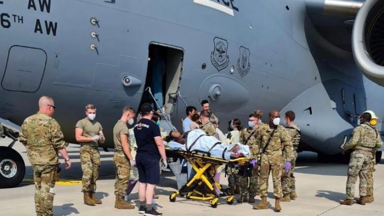 Një grua lind foshnjën në bordin e aeroplanit amerikan, me të cilin po evakuohej nga Afganistani
