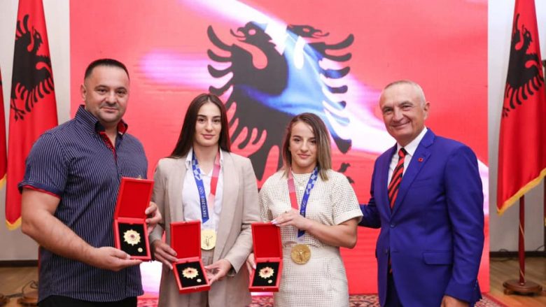 Presidenti Meta dekoron Kukën, Gjakovën dhe Krasniqin me medalje “Nderi i Kombit”