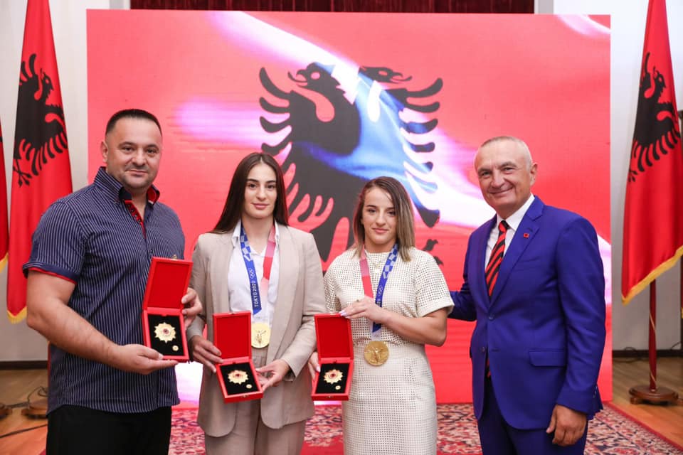 Presidenti Meta dekoron Kukën, Gjakovën dhe Krasniqin me medalje “Nderi i Kombit”