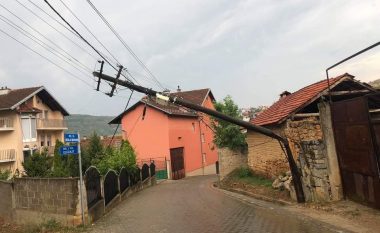 Dëmtohen shtyllat elektrike në një fshat të Suharekës si pasojë e erës së fortë